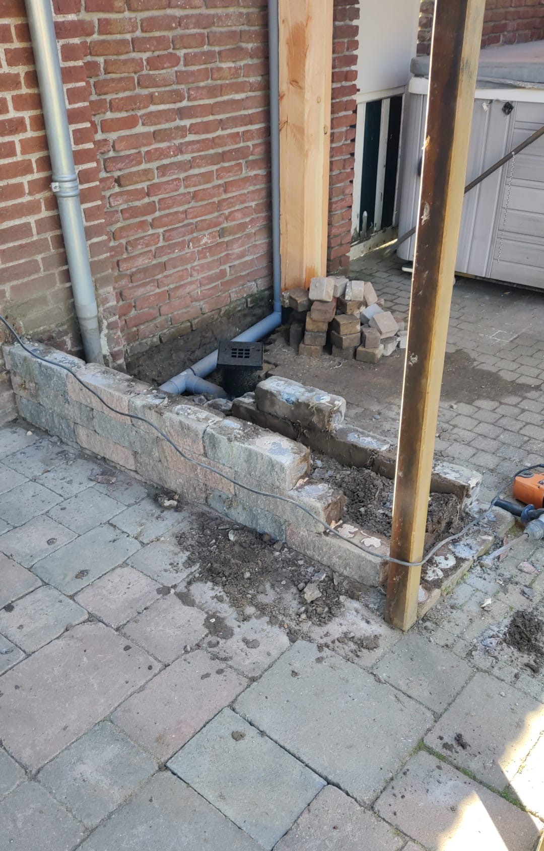 Sloop- en metselwerk aan een tuinmuurtje