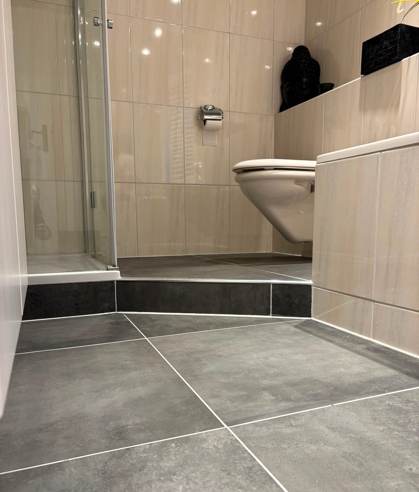Badkamer met nieuw tegelwerk op de vloer