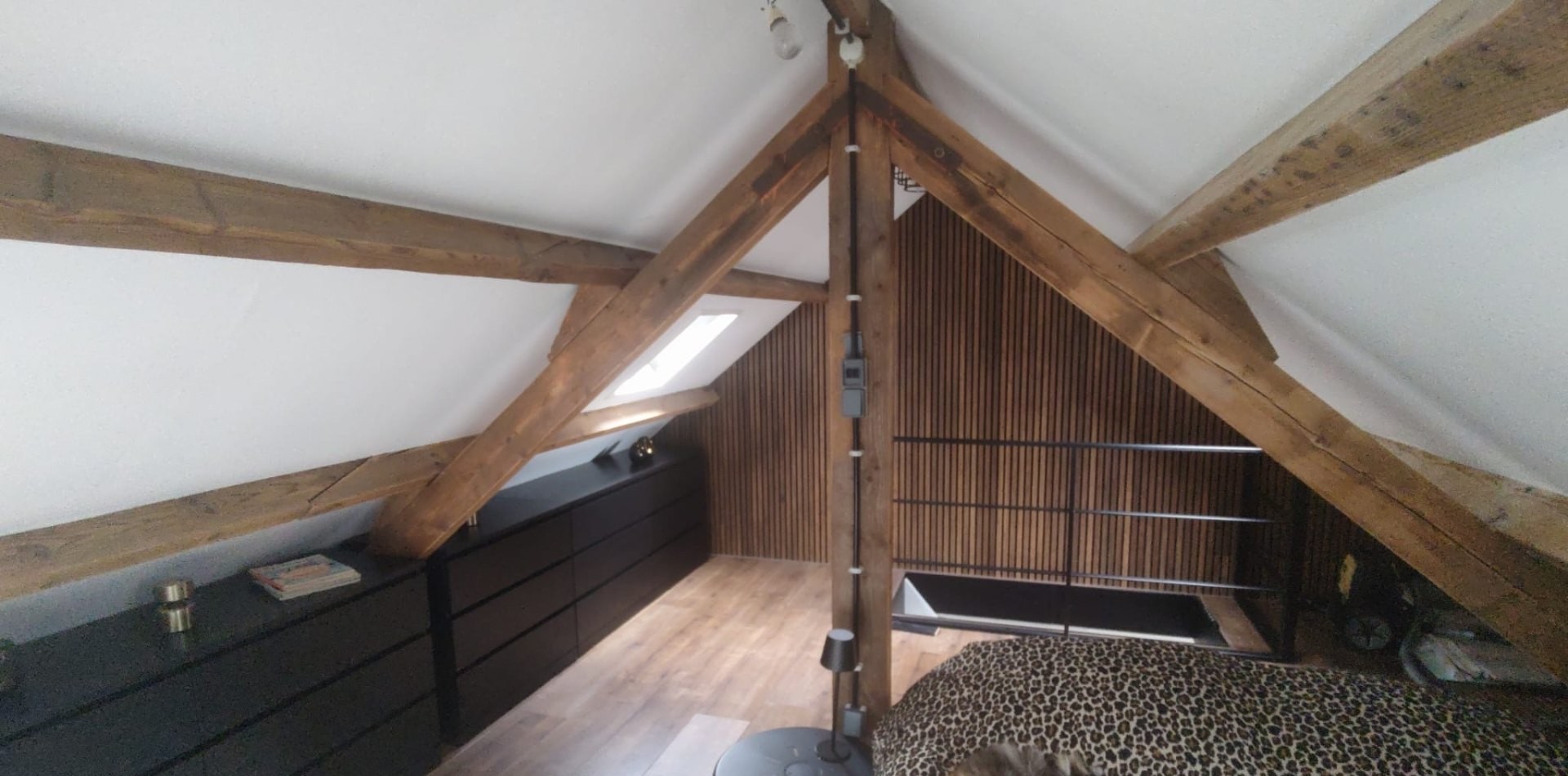 Afgewerkte zolder met houten balken — voorbeeld van mijn werk