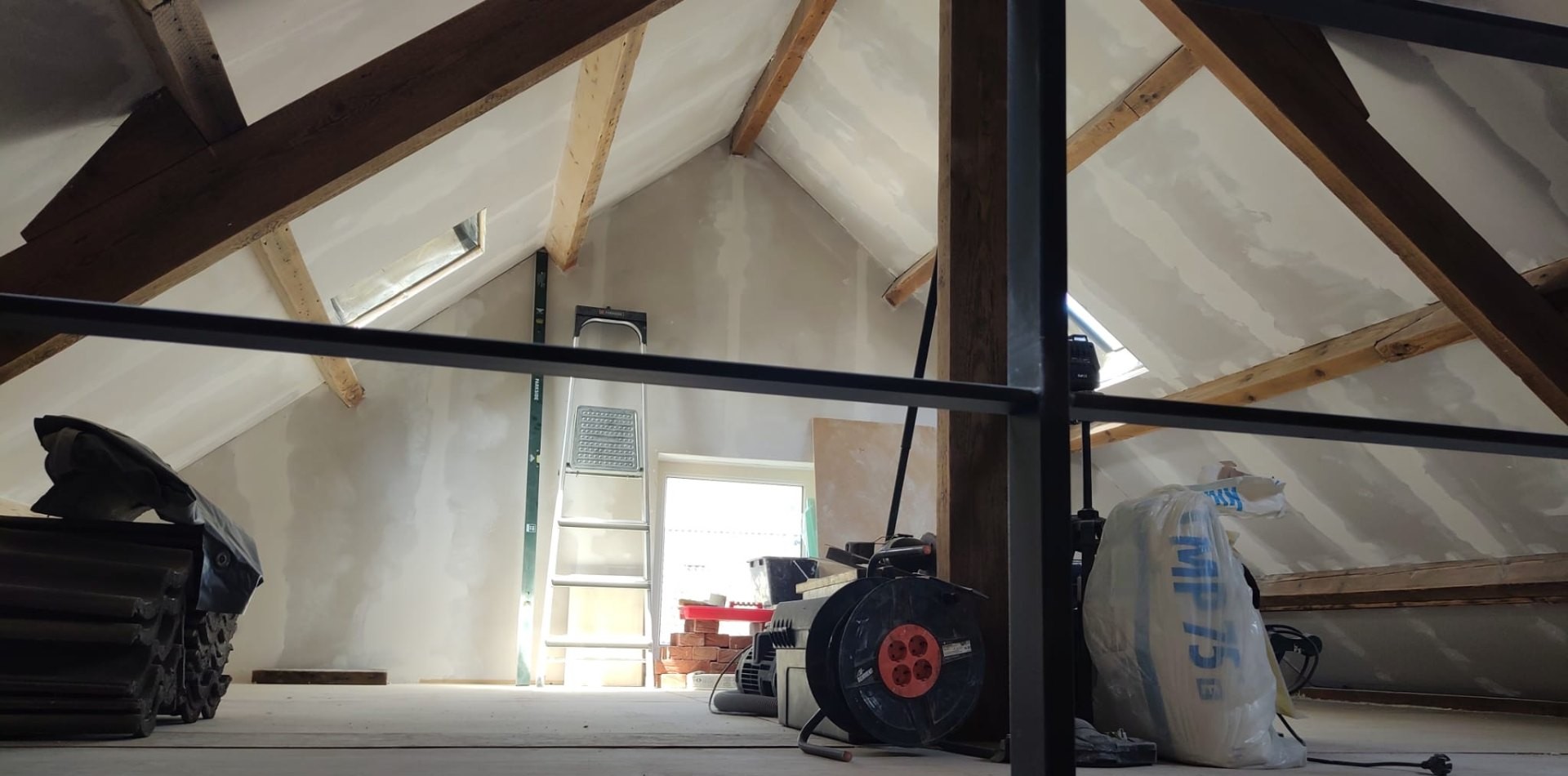 Zolderinterieur in aanbouw met dakramen en balken