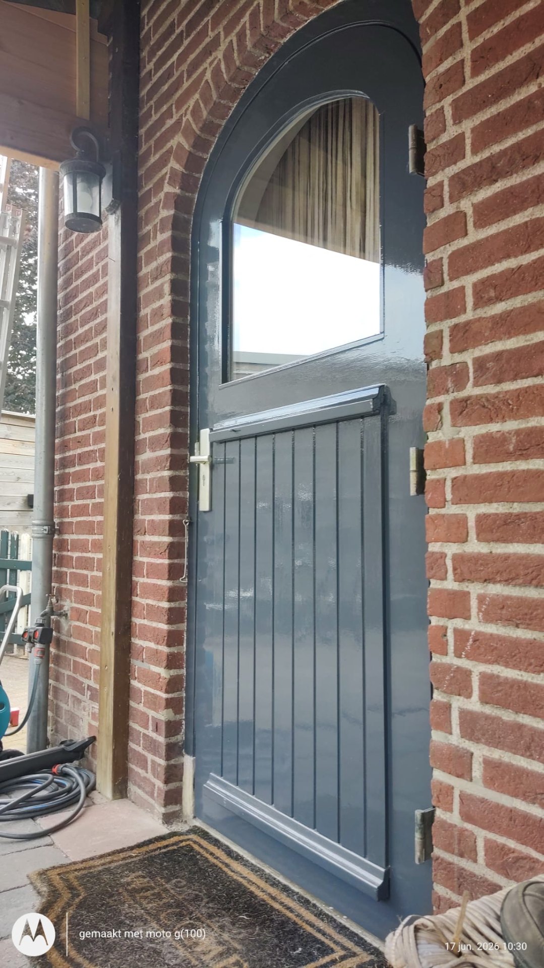 Buitendeur en houtwerk in nieuwe verflaag