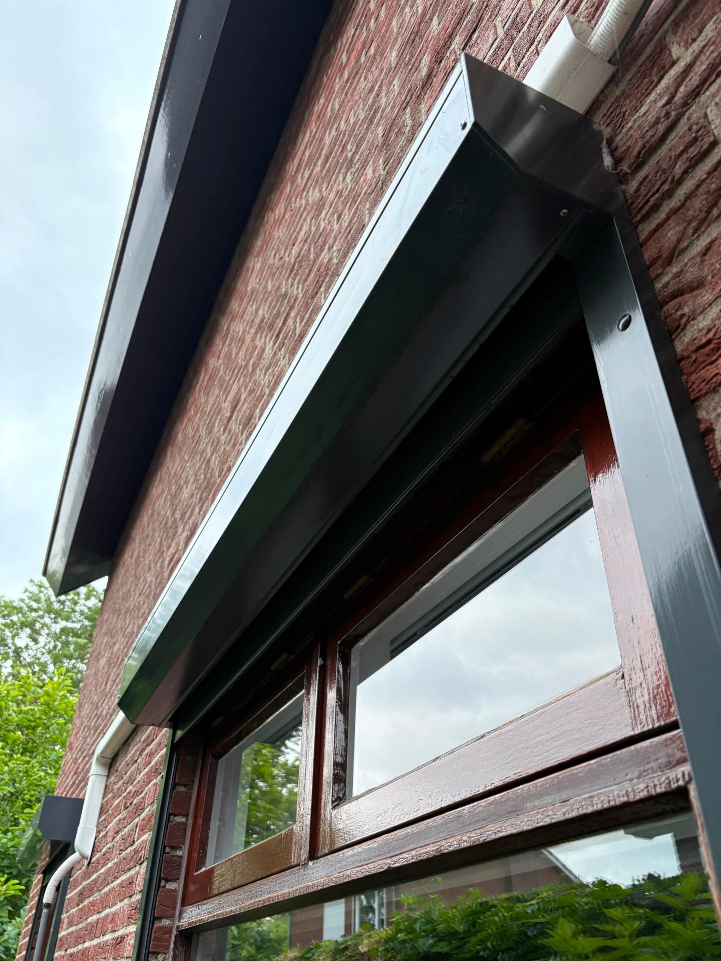 Detail van een geschilderde luifel boven een raam