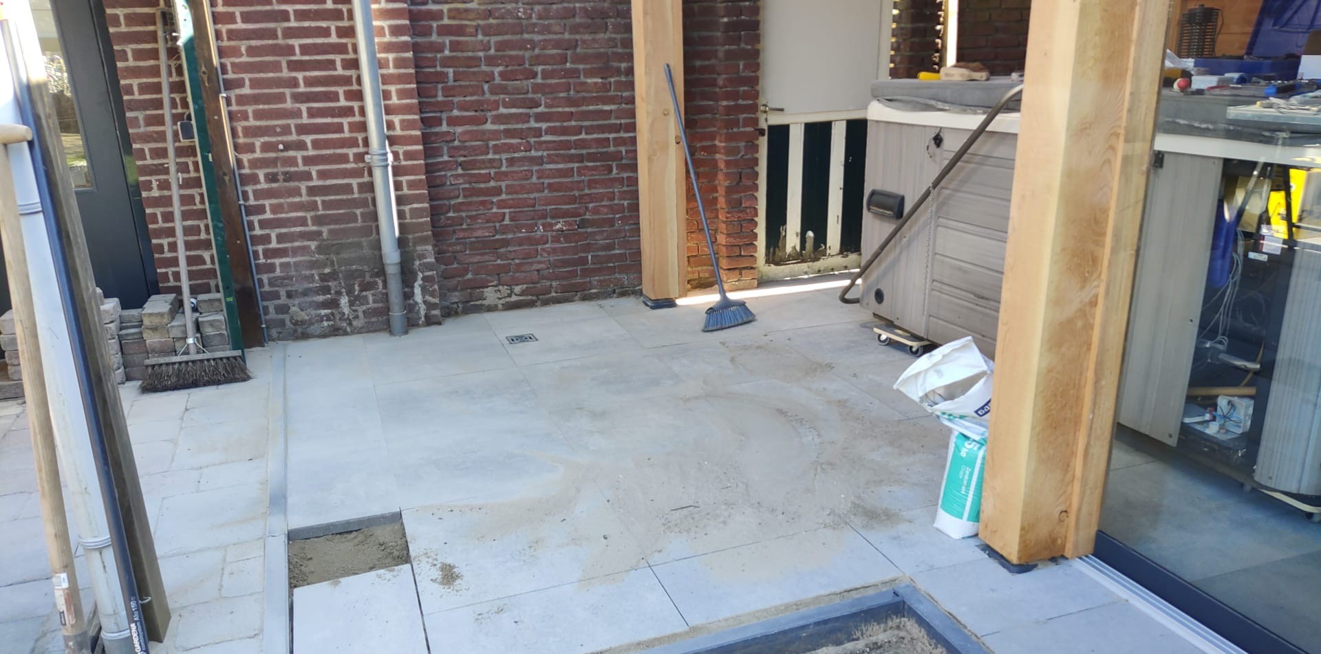 Strak gelegd terras van keramische tegels