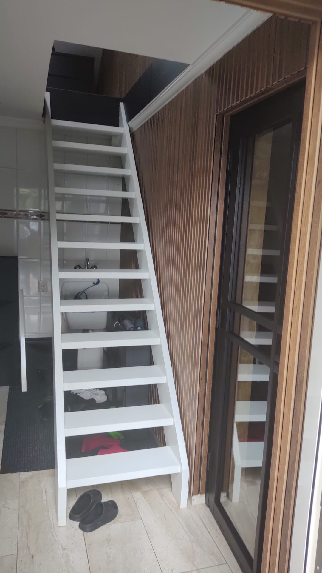 Strak geschilderde witte open trap in woonruimte