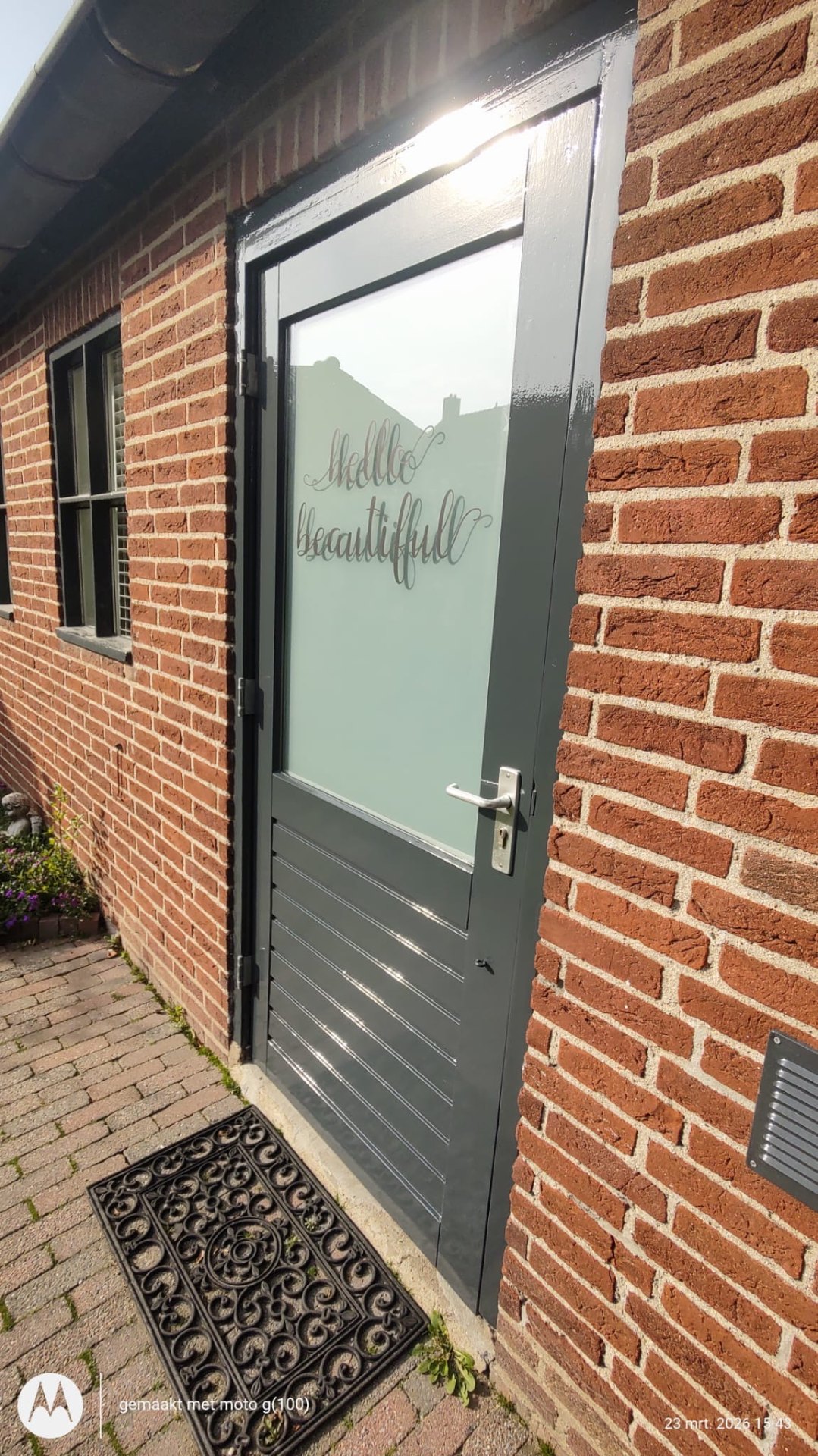 Geschilderde buitendeur met zijraam